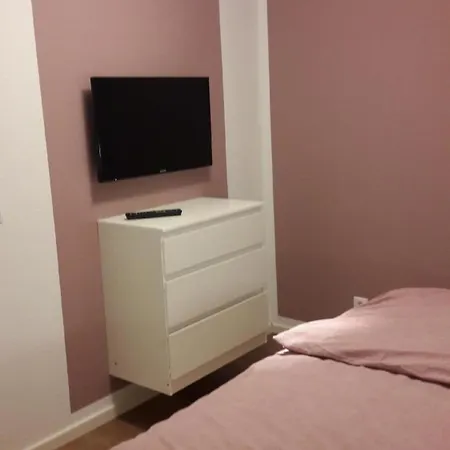 Apartment Dachgeschossferienwohnung In Ruhiger Lage, Mit Gartenterrasse Und Gartenhaus Gammelby