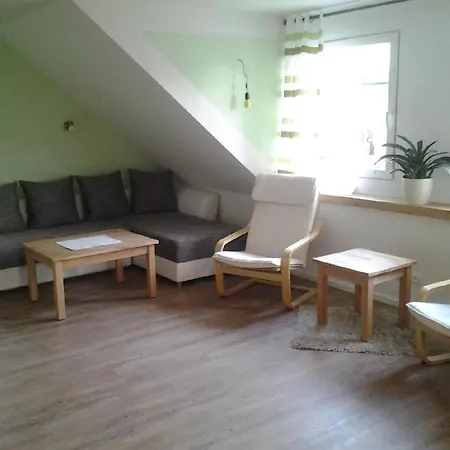 Dachgeschossferienwohnung In Ruhiger Lage, Mit Gartenterrasse Und Gartenhaus Apartment