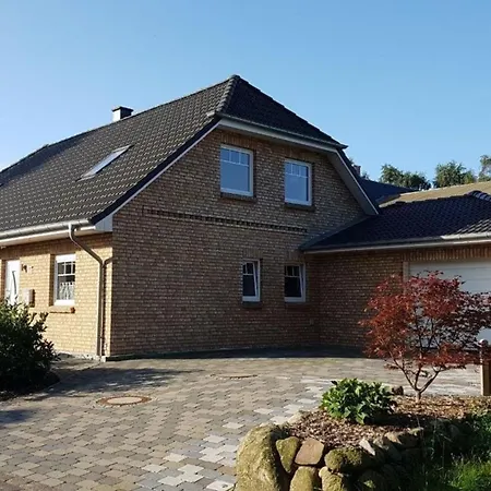 Dachgeschossferienwohnung In Ruhiger Lage, Mit Gartenterrasse Und Gartenhaus