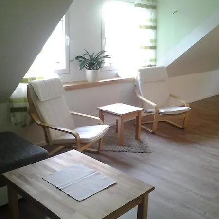Apartment Dachgeschossferienwohnung In Ruhiger Lage, Mit Gartenterrasse Und Gartenhaus *