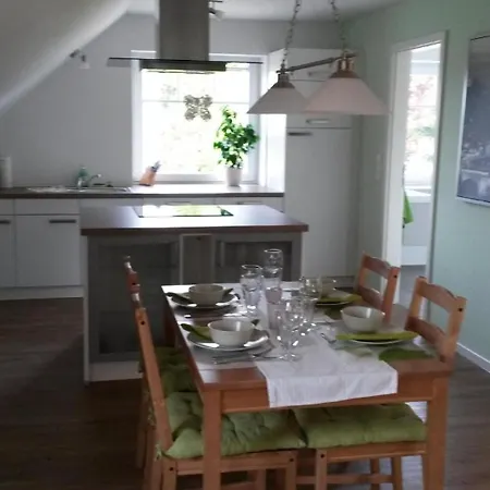 Dachgeschossferienwohnung In Ruhiger Lage, Mit Gartenterrasse Und Gartenhaus