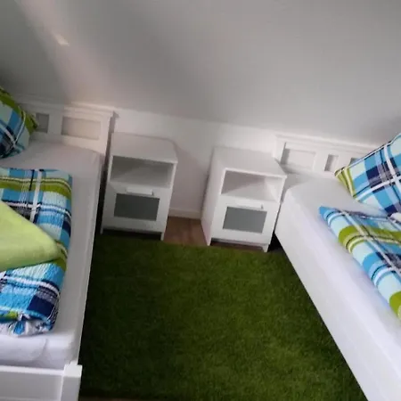 Apartment Dachgeschossferienwohnung In Ruhiger Lage, Mit Gartenterrasse Und Gartenhaus *